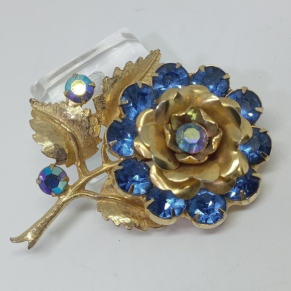 Jewelry - * vintage aurora borealis blue stones flower pin brooch